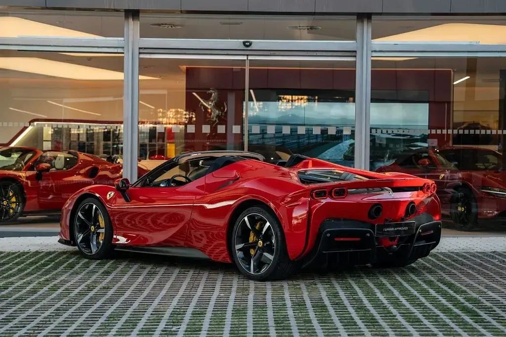 Gebraucht Ferrari SF90 780 PS (573 kW) 2023 Rot Cabrio