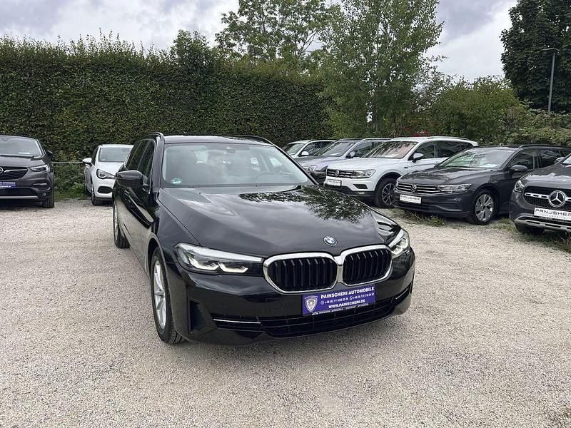 Schwarz ii/bonnet fluid black Gebraucht 2021 BMW 520 Kombi | 30.999 € (Superpreis) - Bild 1/4