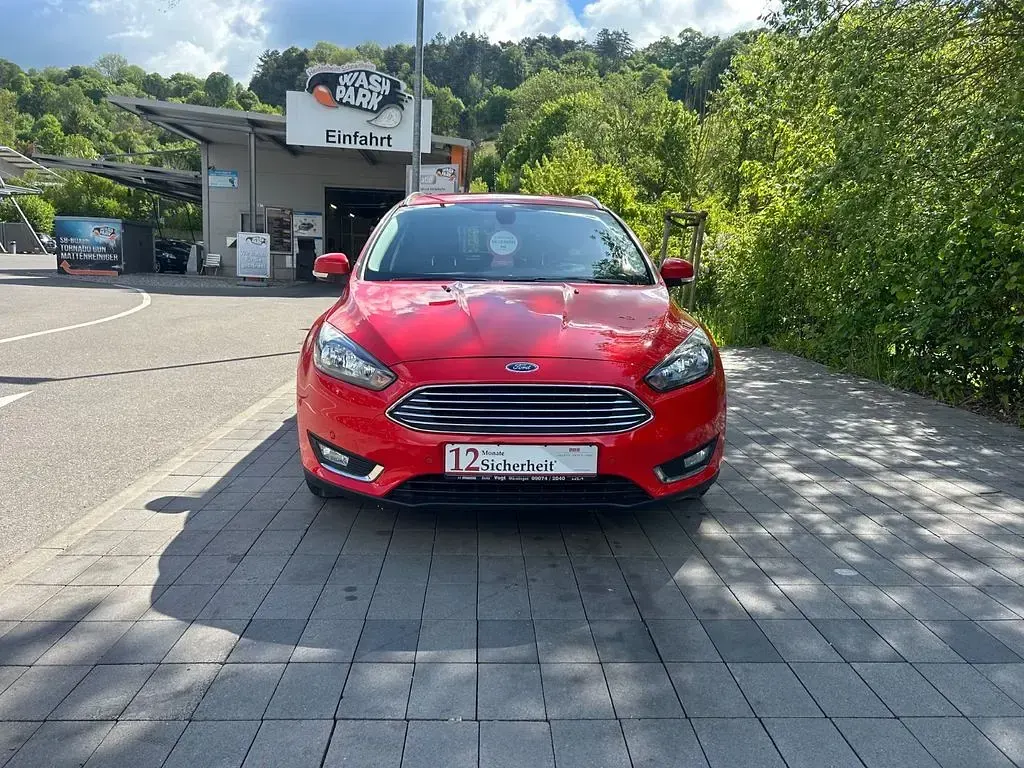 Gebraucht Ford Focus Titanium 125 PS (91 kW) 2015 Rot Limousine