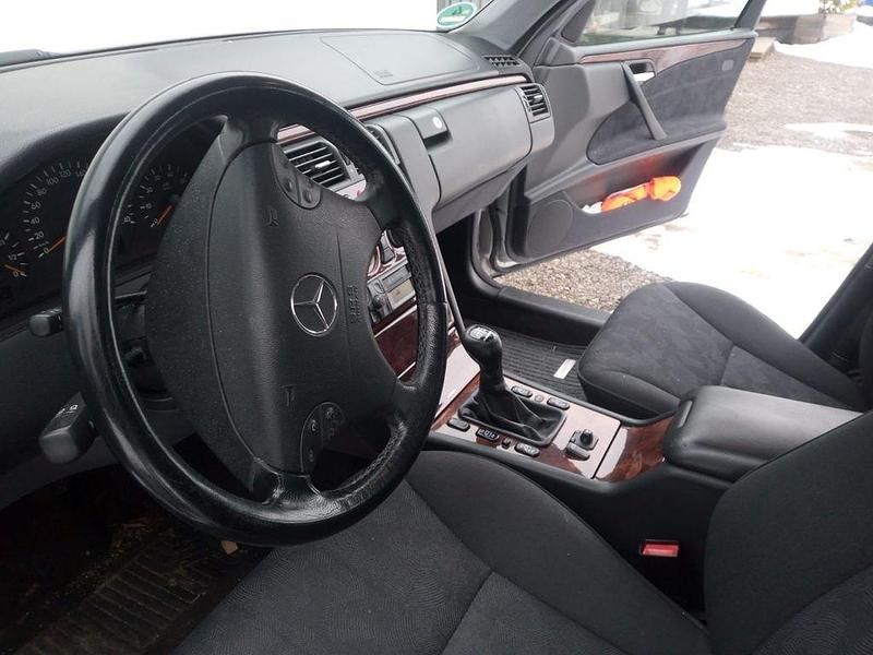 Gebraucht Mercedes E200 Elegance 136 PS (100 kW) 2000 Silber Limousine