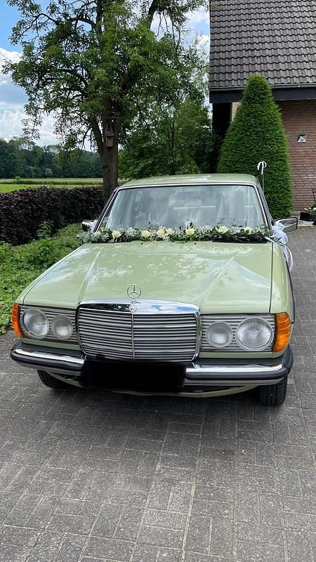 Gebraucht Mercedes 200 94 PS (69 kW) 1979 Grün Limousine