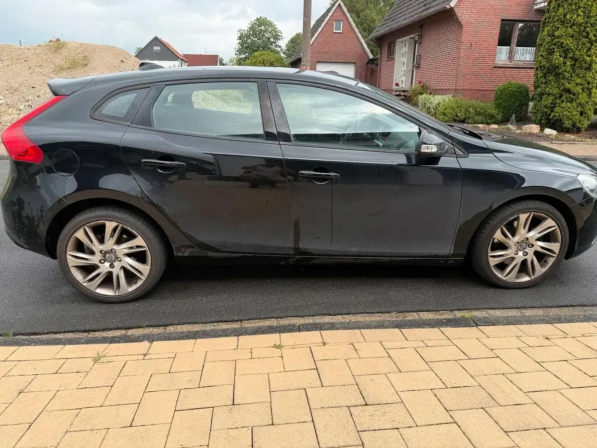 Gebraucht Volvo V40 150 PS (110 kW) 2012 Schwarz Kleinwagen