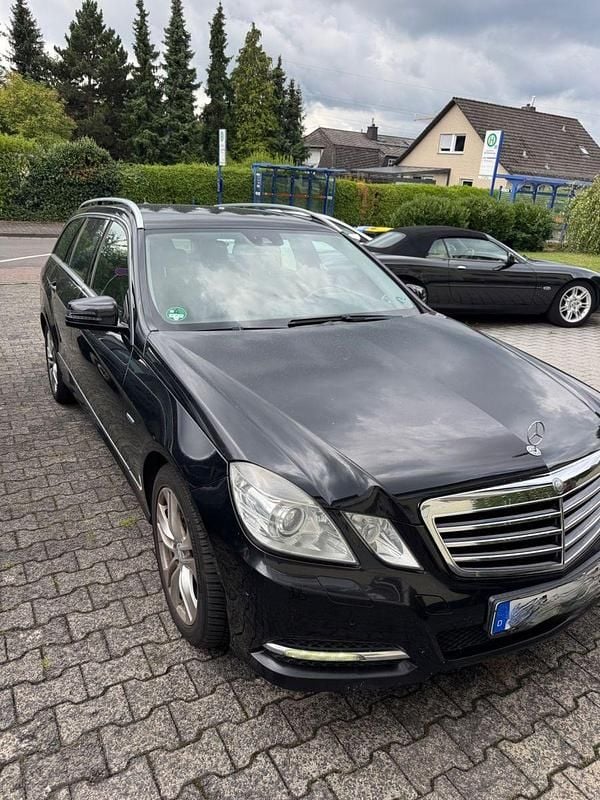 Schwarz Gebraucht 2011 Mercedes E250 Kombi | 7.950 € (Fairer Preis) - Bild 1/4