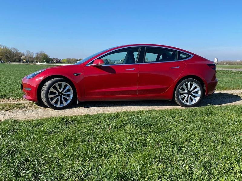 Gebraucht Tesla Model 3 324 kW (441 PS) 2019 Rot Limousine