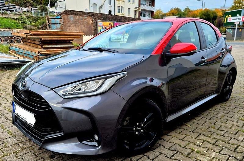 Grau Gebraucht 2022 Toyota Yaris Style Limousine | 17.300 € (Fairer Preis) - Bild 1/4
