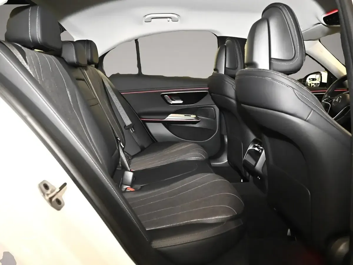 Gebraucht Mercedes E300 197 PS (144 kW) 2024 Manufacturer Limousine