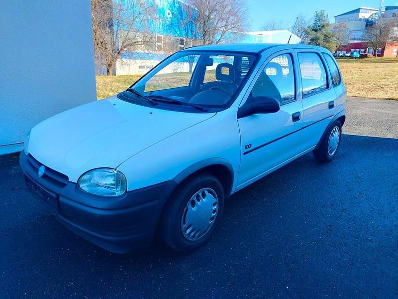 Weiß Gebraucht 1996 Opel Corsa Eco Limousine | 1.290 € (Fairer Preis) - Bild 1/4