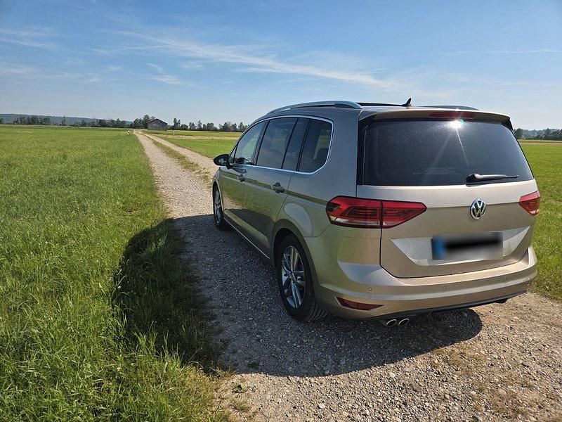 Gebraucht VW Touran Highline 190 PS (139 kW) 2017 Gold Van / Kleinbus