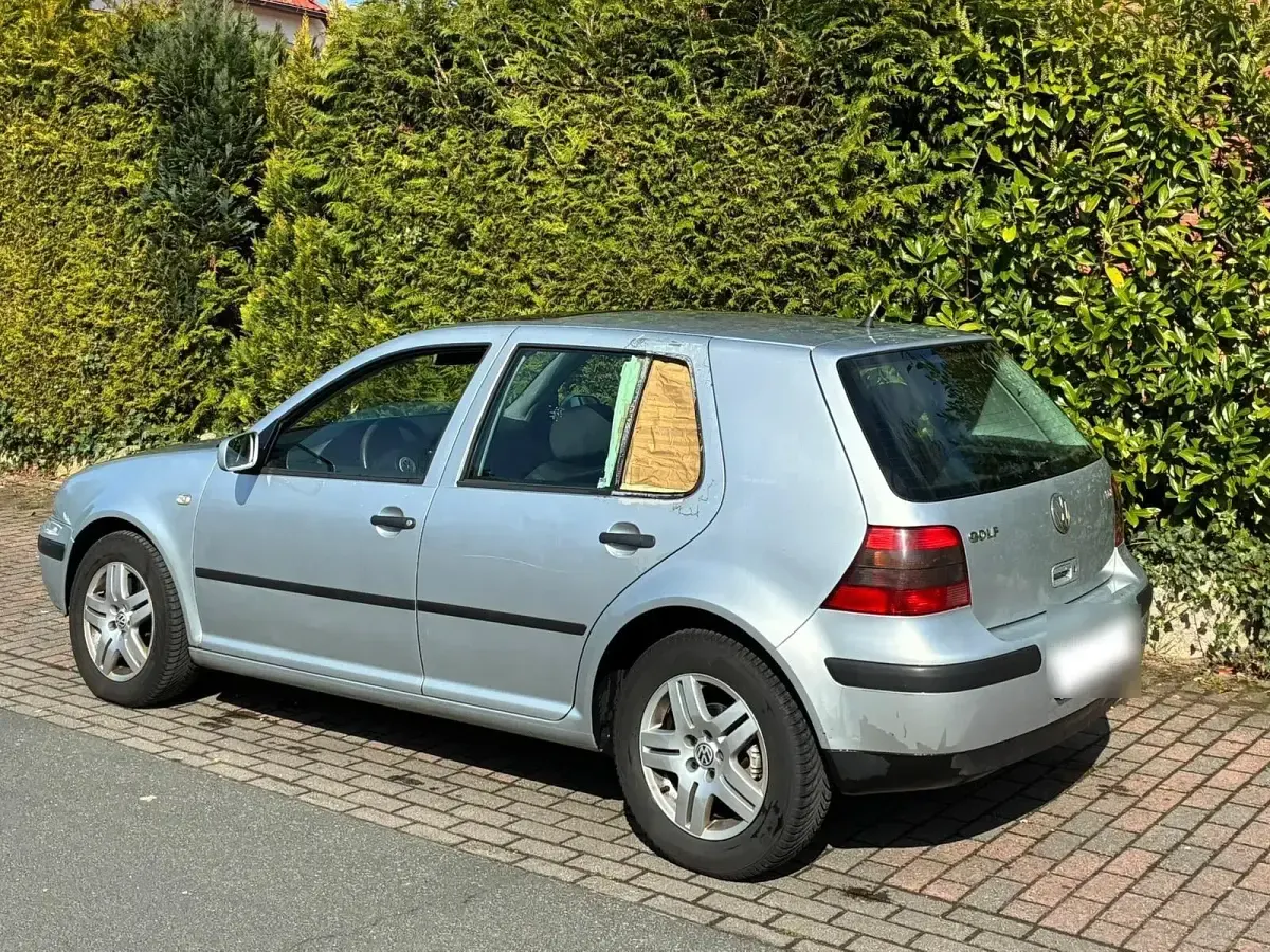Second-hand VW Golf IV 131 CP (96 kW) 2002 Argintiu Hatchback