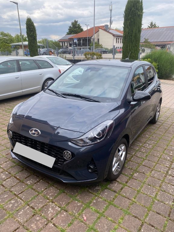 Grau Gebraucht 2023 Hyundai i10 GO! Kleinwagen | 13.600 € (Guter Preis) - Bild 1/4