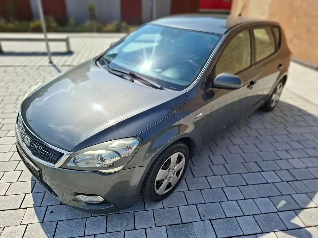 Gebraucht Kia Ceed 125 PS (91 kW) 2011 Grau Kleinwagen
