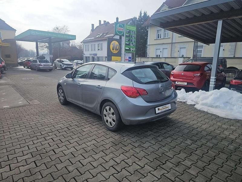 Gebraucht Opel Astra Selection 116 PS (85 kW) 2015 Silbersee/perl silber (m2) Kleinwagen