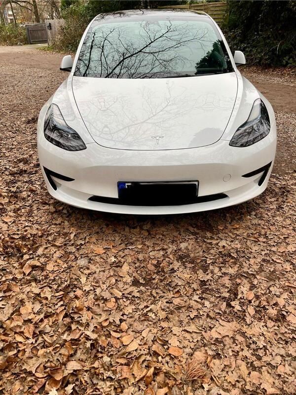 Weiß Gebraucht 2023 Tesla Model 3 Standard Range Limousine | 31.790 € (Fairer Preis) - Bild 1/4