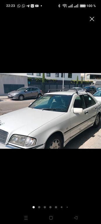 Weiß Gebraucht 1999 Mercedes C220 Elegance Limousine | 2.500 € - Bild 1/4