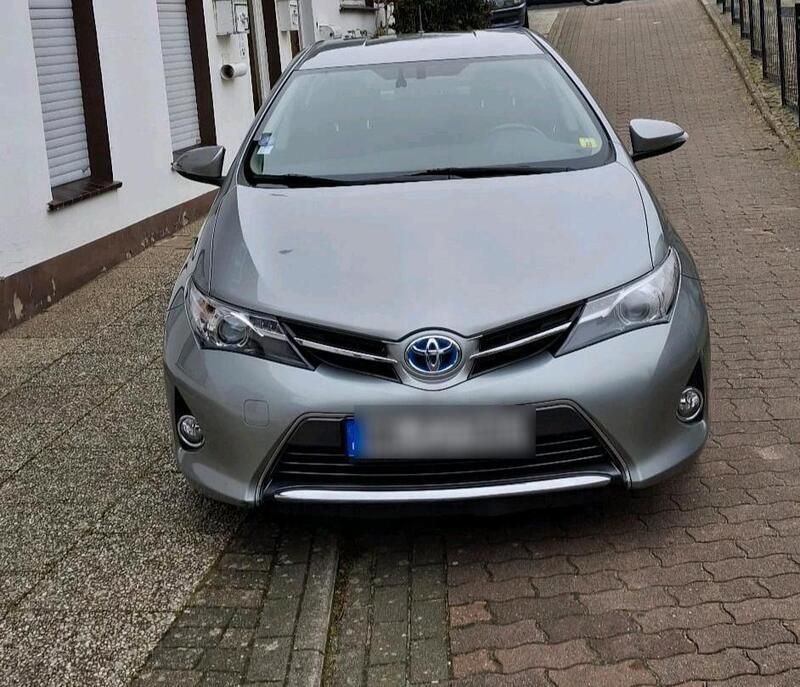 Grau Gebraucht 2014 Toyota Auris Hybrid Limousine | 11.000 € (Fairer Preis) - Bild 1/4