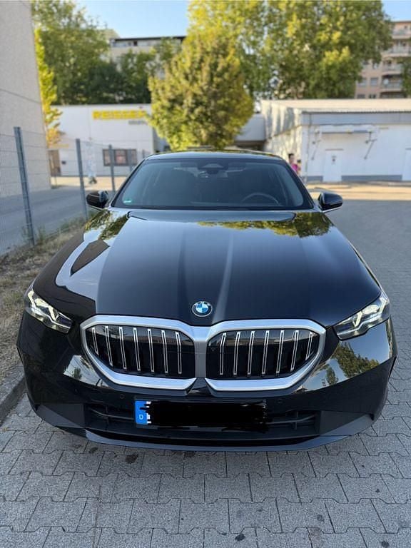 Schwarz Gebraucht 2024 BMW 520 Performance Limousine | 43.490 € (Superpreis) - Bild 1/4