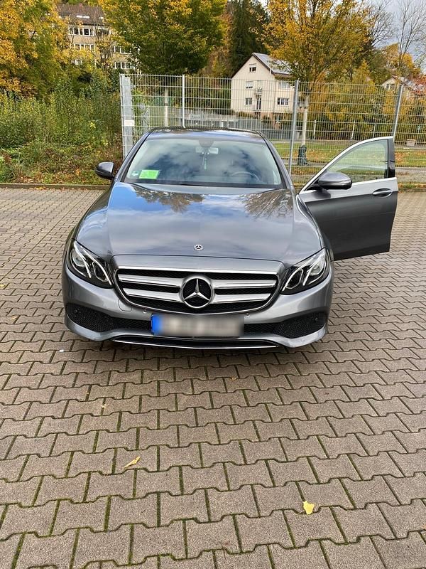 Grau Gebraucht 2018 Mercedes E220 Avantgarde Limousine | 23.490 € (Guter Preis) - Bild 1/4