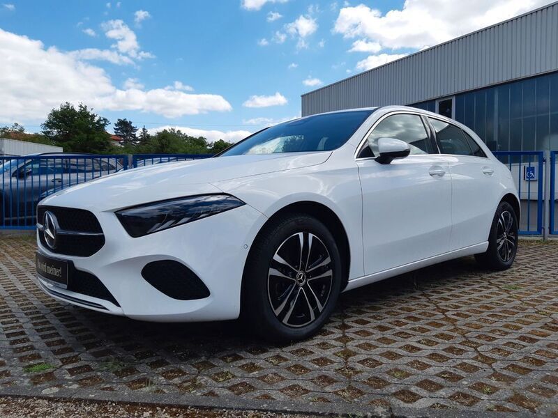 Weiß Gebraucht 2023 Mercedes A250 Advanced Limousine | 28.900 € (Fairer Preis) - Bild 1/4