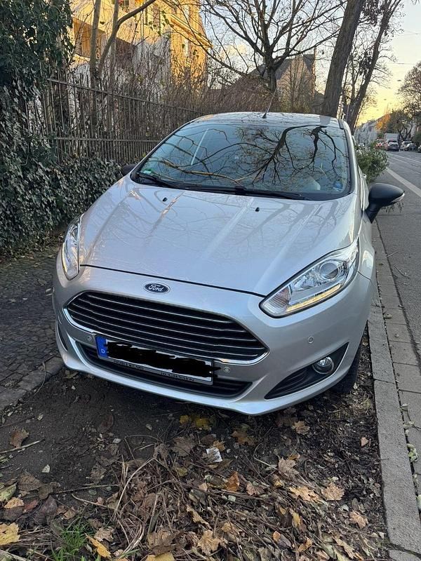 Silber Gebraucht 2017 Ford Fiesta Titanium Kleinwagen | 8.300 € (Guter Preis) - Bild 1/4