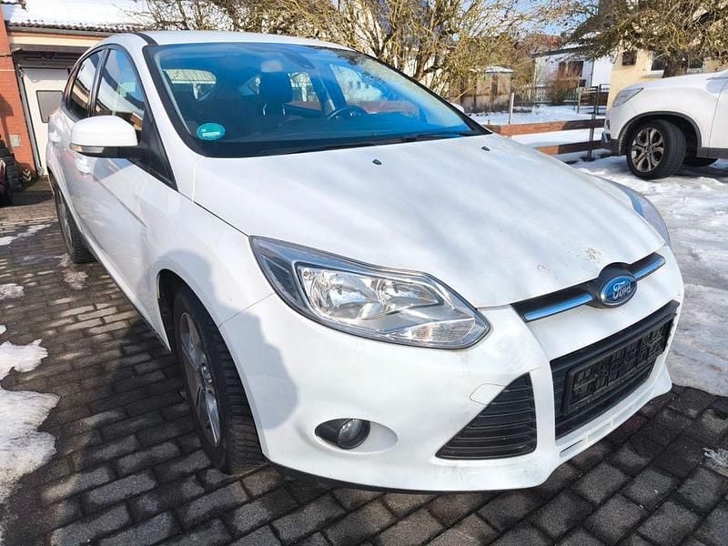 Weiß Gebraucht 2014 Ford Focus SYNC Edition Limousine | 3.999 € (Guter Preis) - Bild 1/4