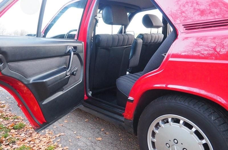 Gebraucht Mercedes 190 122 PS (89 kW) 1985 Rot Limousine