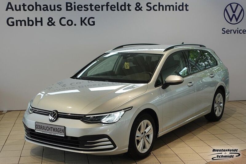 Reflexsilber (metallic) Gebraucht 2021 VW Golf VIII Life Kombi | 20.490 € (Fairer Preis) - Bild 1/4