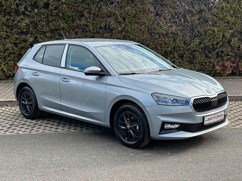 Nowe Skoda 105 95 KM (69 kW) 2026 Srebrny Sedan/Limuzyna