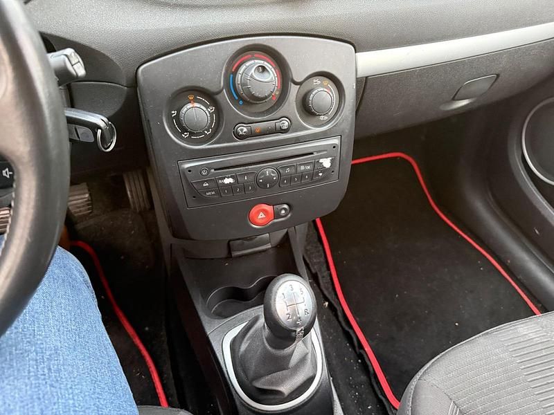 Gebraucht Renault Clio III 75 PS (55 kW) 2009 Weiß Kleinwagen