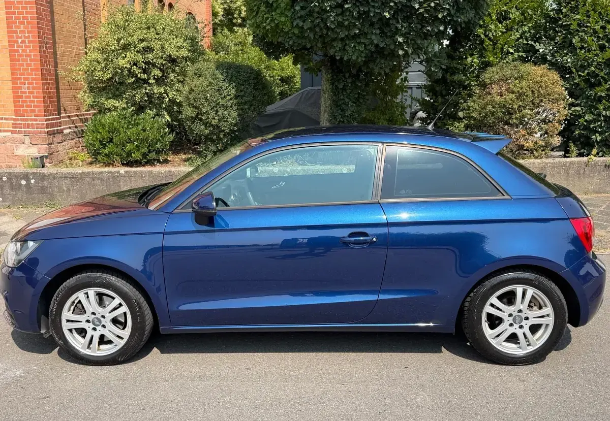 Gebraucht Audi A1 Attraction 122 PS (89 kW) 2011 Blau Kleinwagen