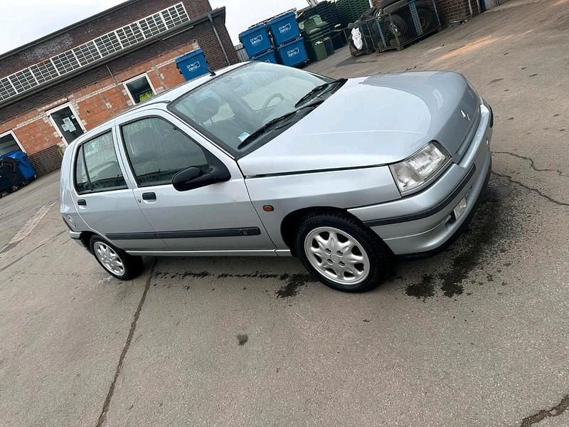 Second-hand Renault Clio 75 CP (55 kW) 1995 Argintiu Hatchback
