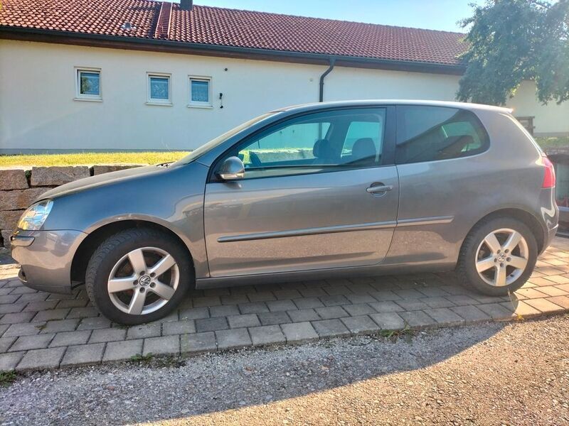 Grau Gebraucht 2005 VW Golf V United Kleinwagen | 2.500 € (Fairer Preis) - Bild 1/4