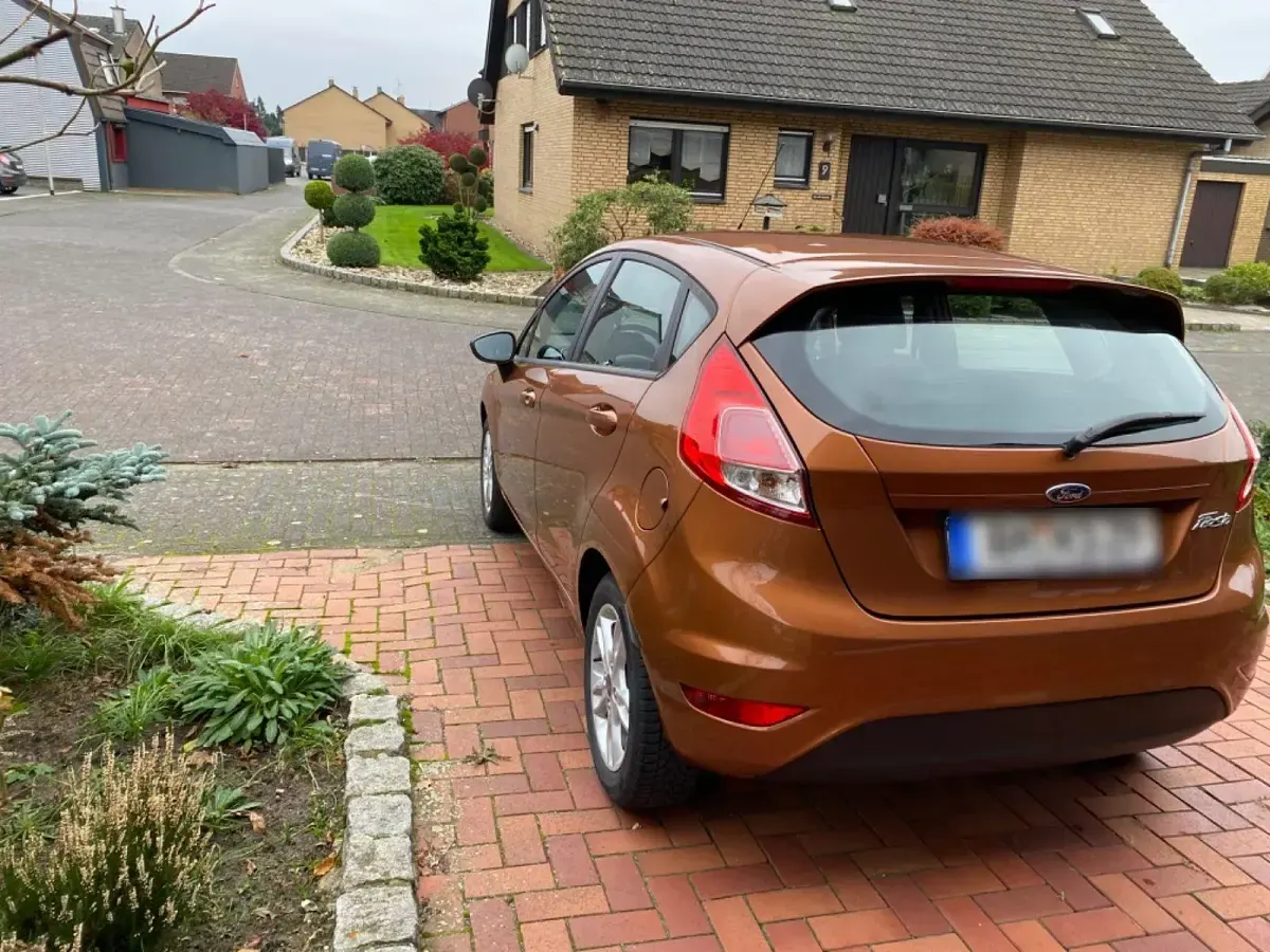 Gebraucht Ford Fiesta Celebration 80 PS (58 kW) 2017 Braun Kleinwagen