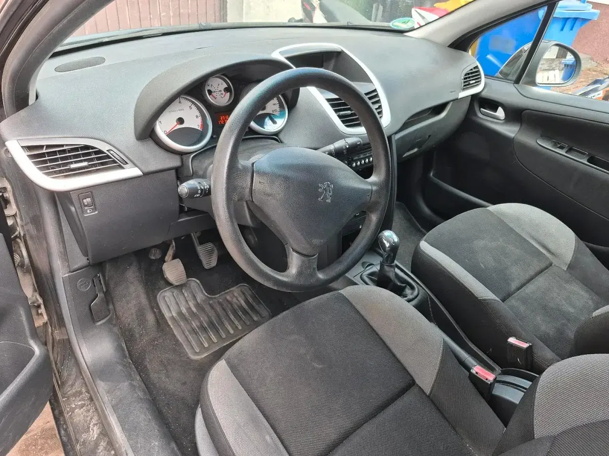Gebraucht Peugeot 207 73 PS (53 kW) 2008 Schwarz Kleinwagen