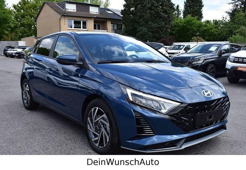 Neu Hyundai i20 90 PS (66 kW) 2025 Blau Limousine