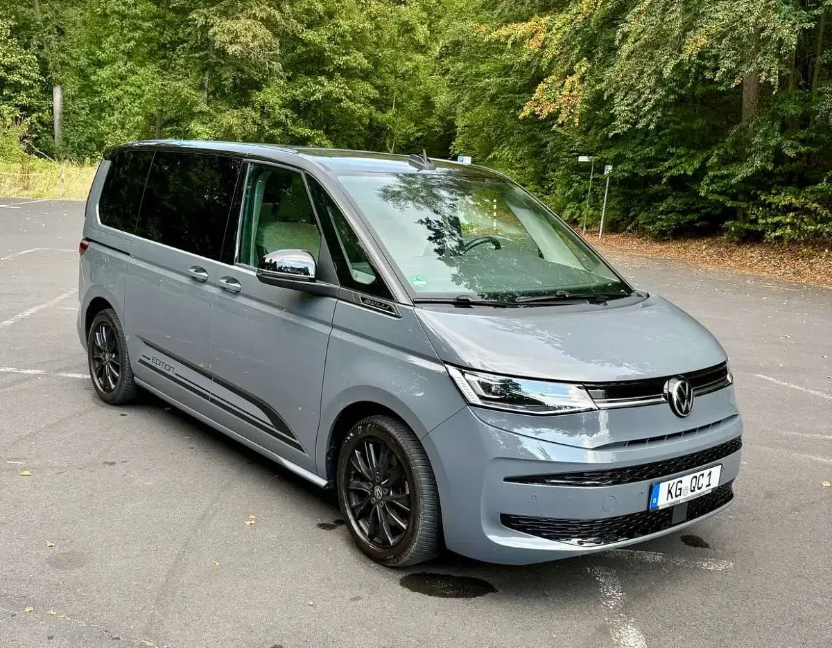 Gebraucht VW Multivan Edition 150 PS (110 kW) 2023 Grau Van / Kleinbus
