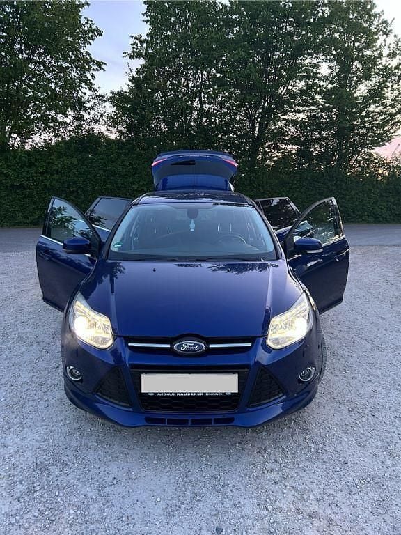 Blau Gebraucht 2014 Ford Focus Titanium Limousine | 4.400 € (Superpreis) - Bild 1/4
