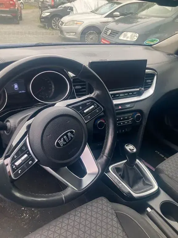 Usado Kia Ceed Spirit 140 CV (102 kW) 2021 Azul Utilitario