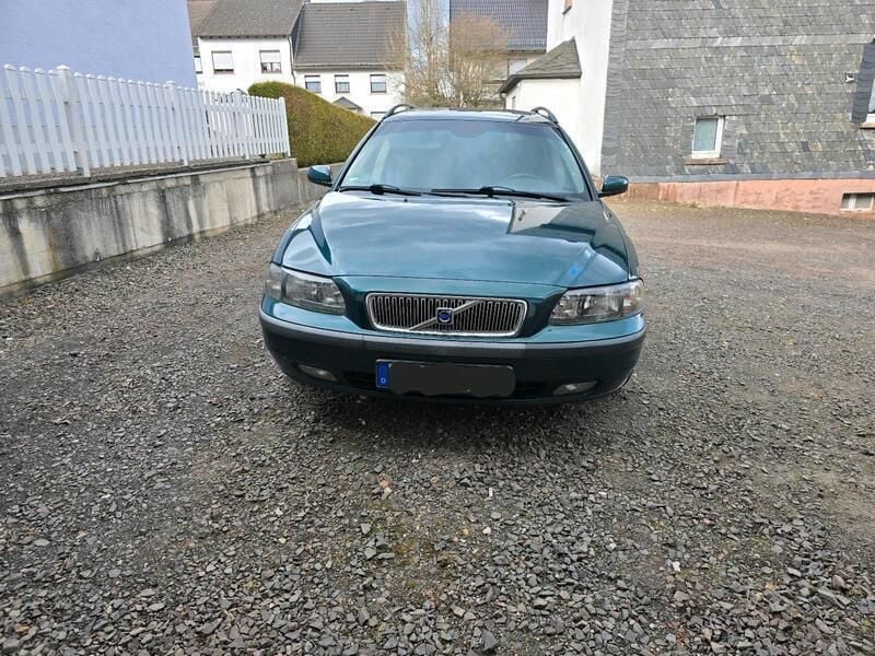Grün Gebraucht 2003 Volvo V70 Kombi | 2.800 € (Fairer Preis) - Bild 1/4