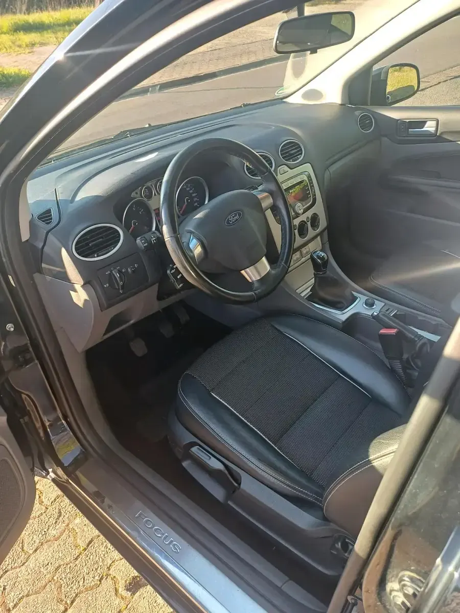 Gebraucht Ford Focus 125 PS (91 kW) 2010 Schwarz Limousine