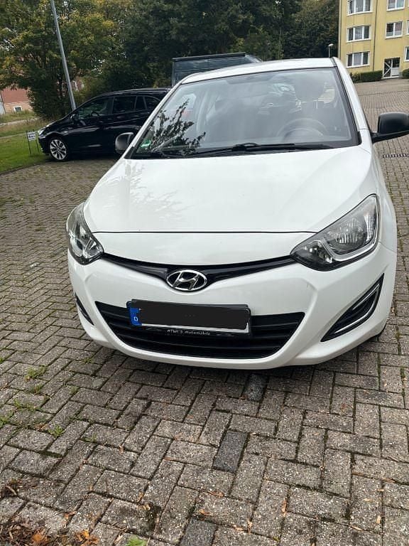 Weiß Gebraucht 2013 Hyundai i20 Edition Kleinwagen | 3.250 € (Etwas zu teuer) - Bild 1/4