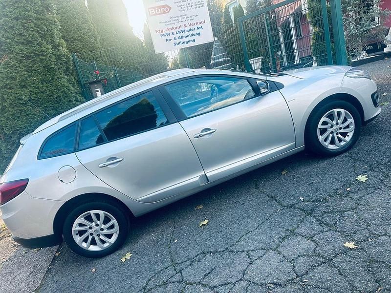 Grau Gebraucht 2015 Renault Mégane III LIMITED Limousine | 5.999 € (Guter Preis) - Bild 1/4