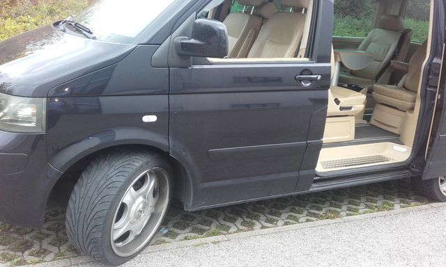 Schwarz metallic Gebraucht 2006 VW T5 Van | 17.900 € (Teuer) - Bild 1/4