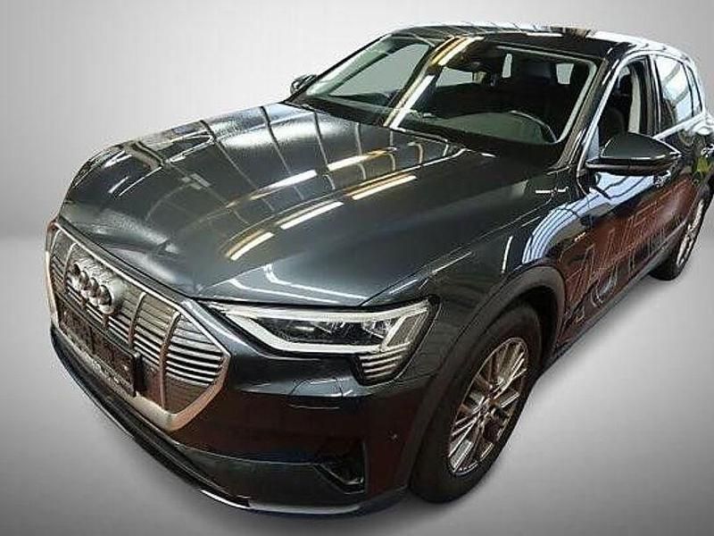 Grey metallic Gebraucht 2020 Audi e-tron Basis SUV | 21.249 € (Etwas zu teuer) - Bild 1/3