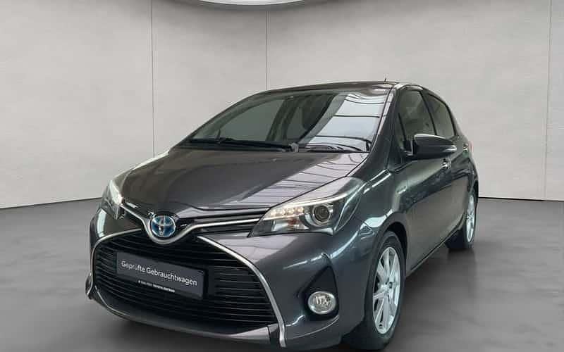 Grau Gebraucht 2015 Toyota Yaris Hybrid Club Limousine | 9.950 € (Fairer Preis) - Bild 1/4