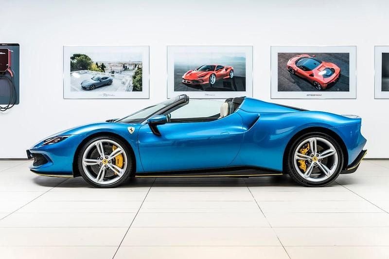 Second-hand Ferrari 296 829 CP (609 kW) 2022 Albastru Cabrio