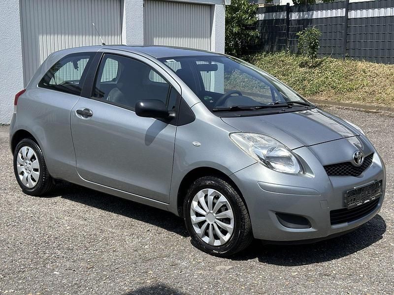 Grau Gebraucht 2010 Toyota Yaris Kleinwagen | 3.900 € (Fairer Preis) - Bild 1/4