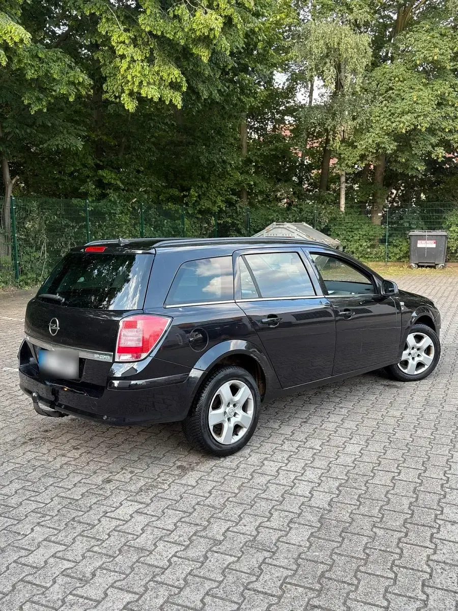 Gebraucht Opel Astra 101 PS (74 kW) 2010 Schwarz Kombi