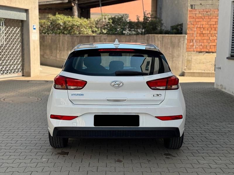 Gebraucht Hyundai i30 110 PS (80 kW) 2021 Weiß Limousine