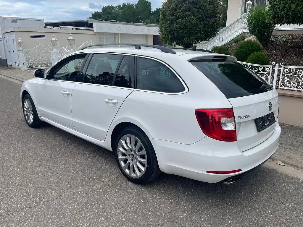 Gebraucht Skoda Superb Exclusive 160 PS (117 kW) 2014 Weiß Kombi