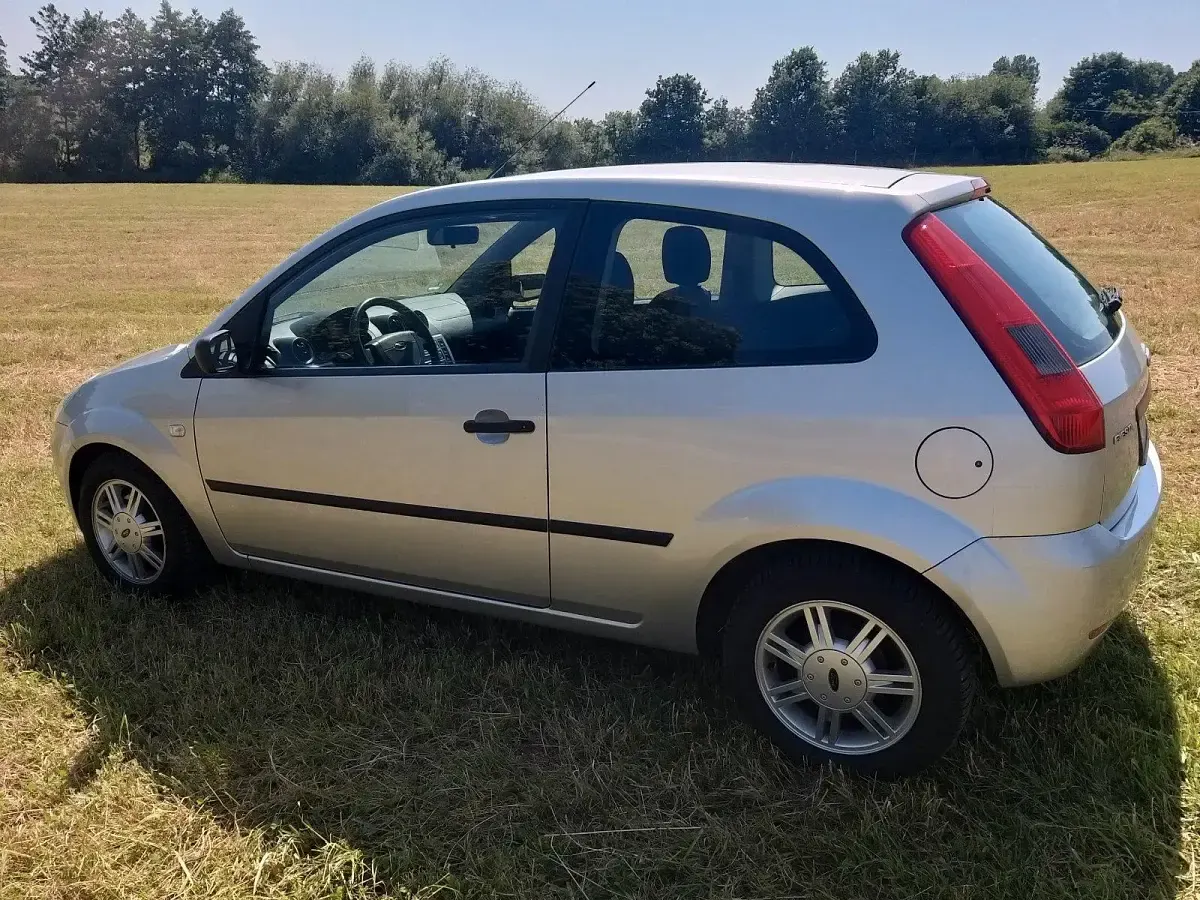 Gebraucht Ford Fiesta 70 PS (51 kW) 2005 Silber Kleinwagen